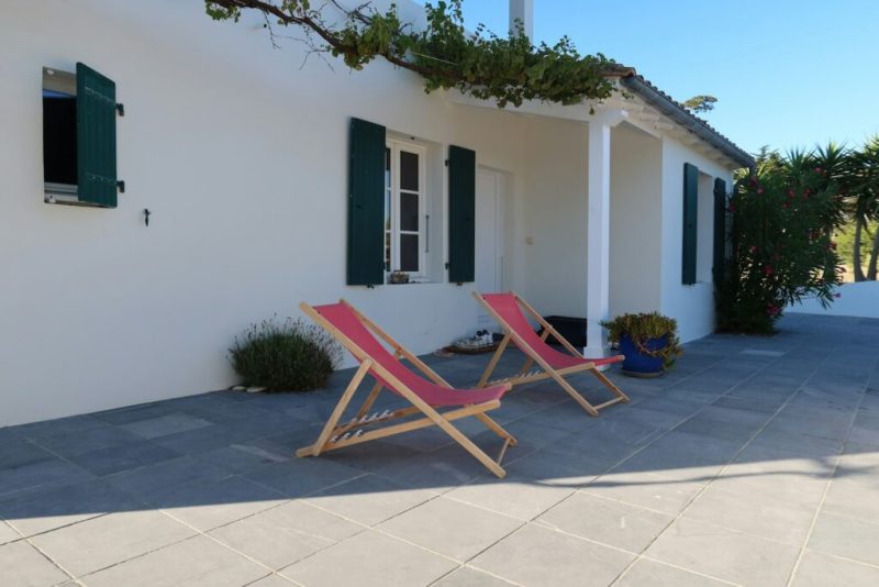 Casa blanca con terraza de estilo mediterráneo