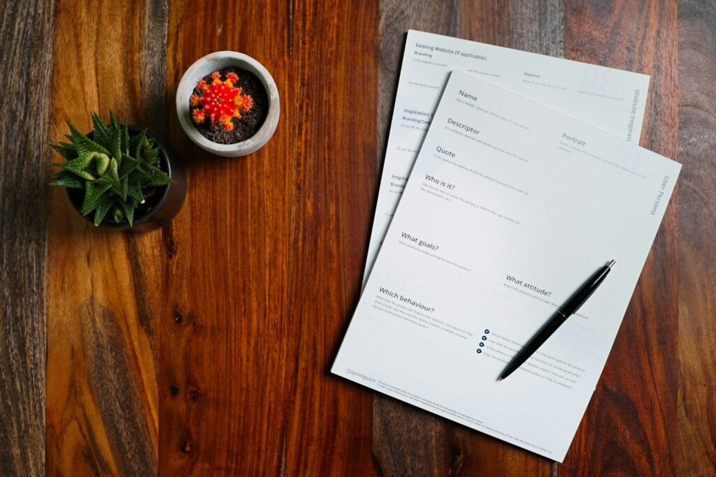 Documentos para vender una vivienda sobre una mesa de madera