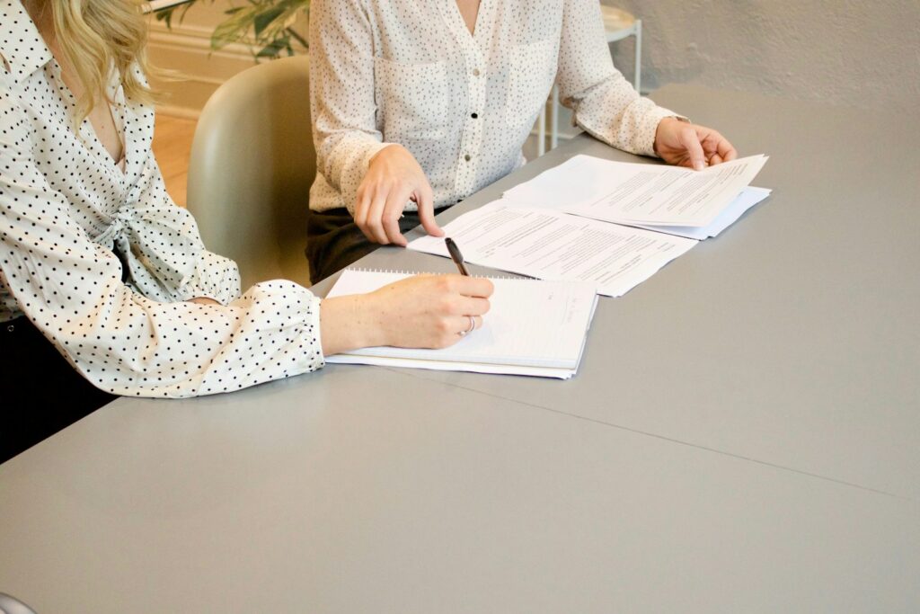 Firma de un contrato de arras sobre una mesa