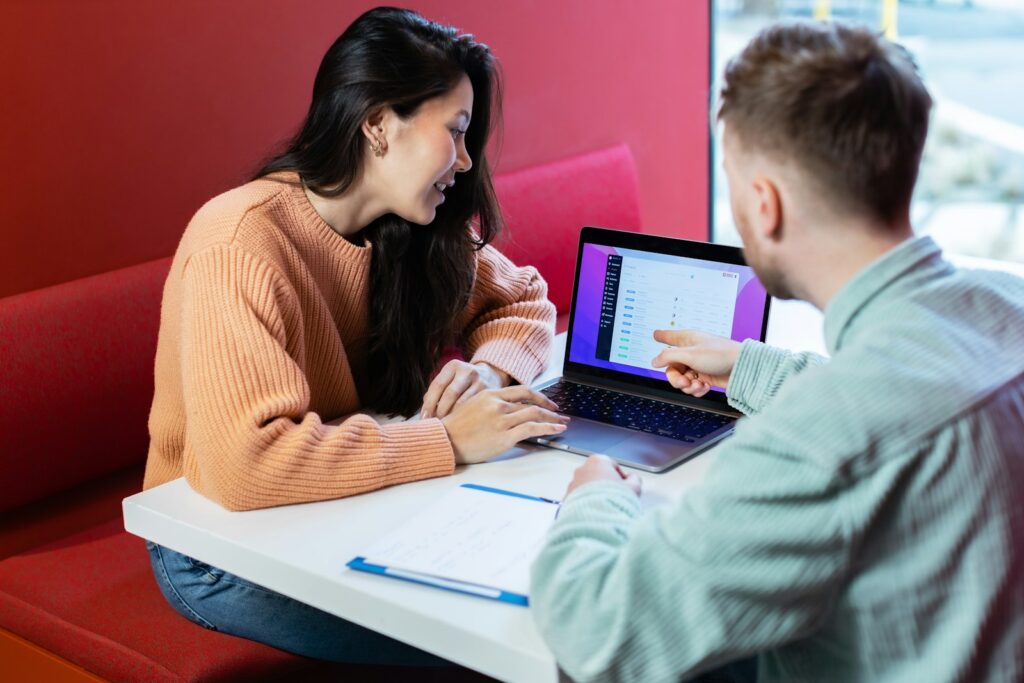 Pareja calculando su hipoteca con un portátil